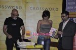 Mandira bedi unveils The Leader Who had no title book in Crossword, Mumbai on 13th Oct 2010 (18).JPG